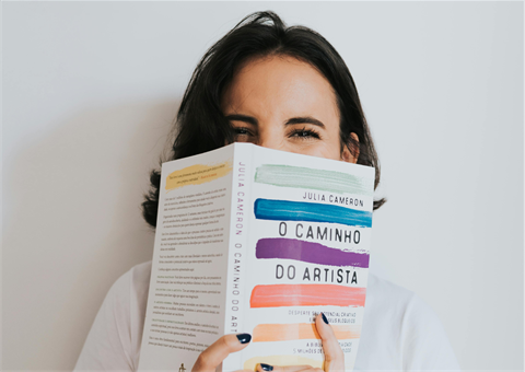 female reading a book in portuguese